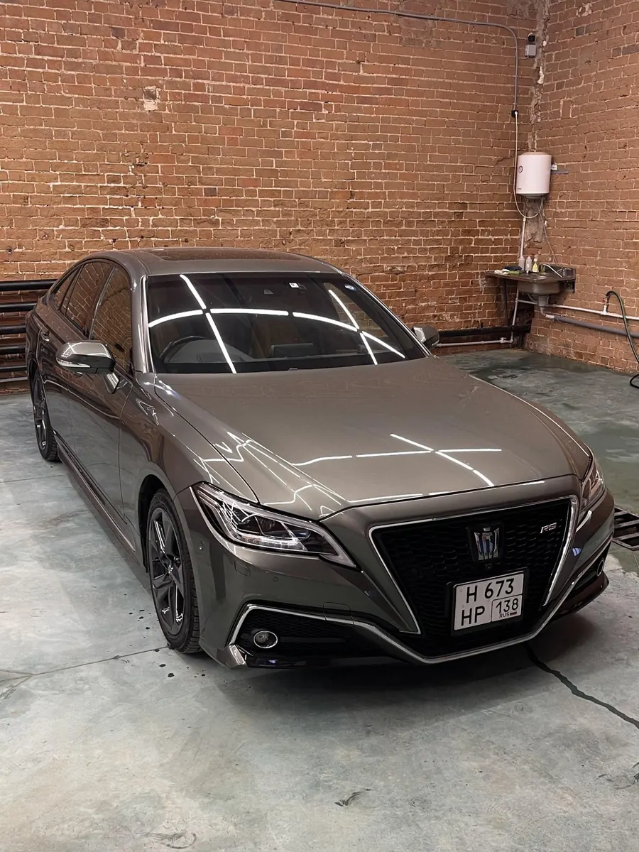 Toyota Crown в боксе студии Kraft