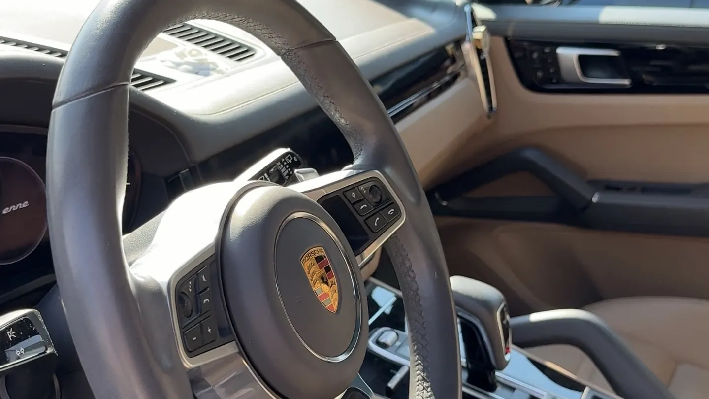 Руль и передняя панель автомобиля после реставрации