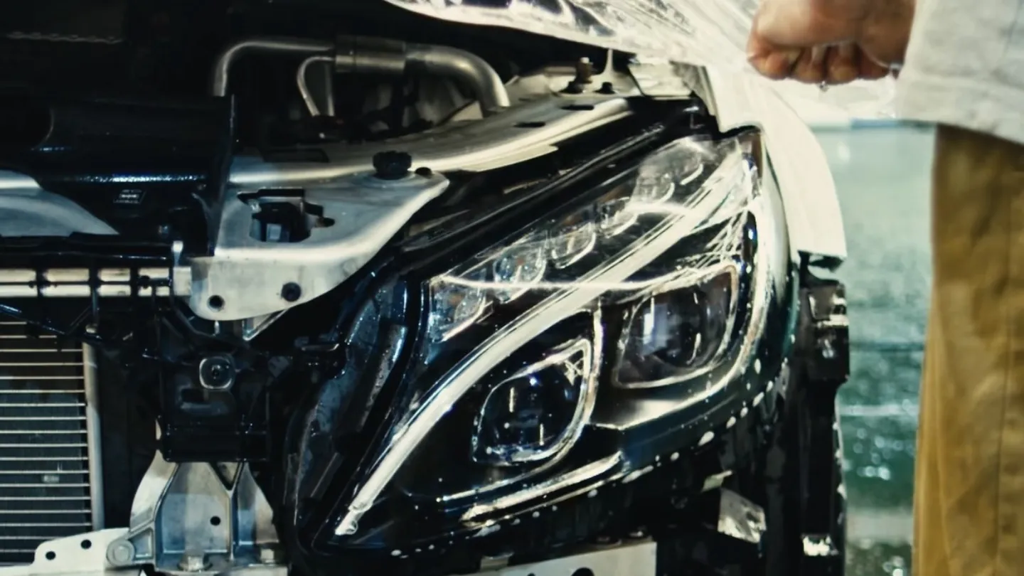 Разобранная передняя часть автомобиля перед шумоизоляцией